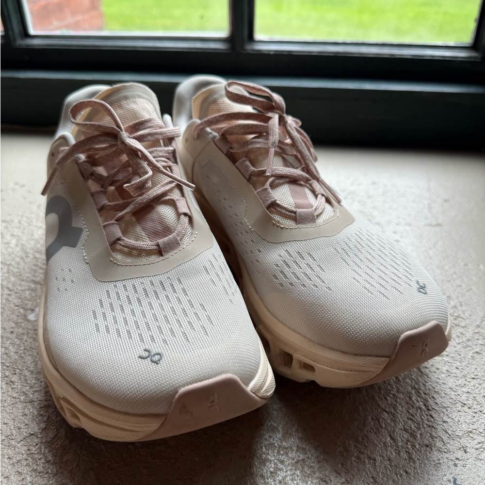 ONCLOUDS SIZE 10 women’s